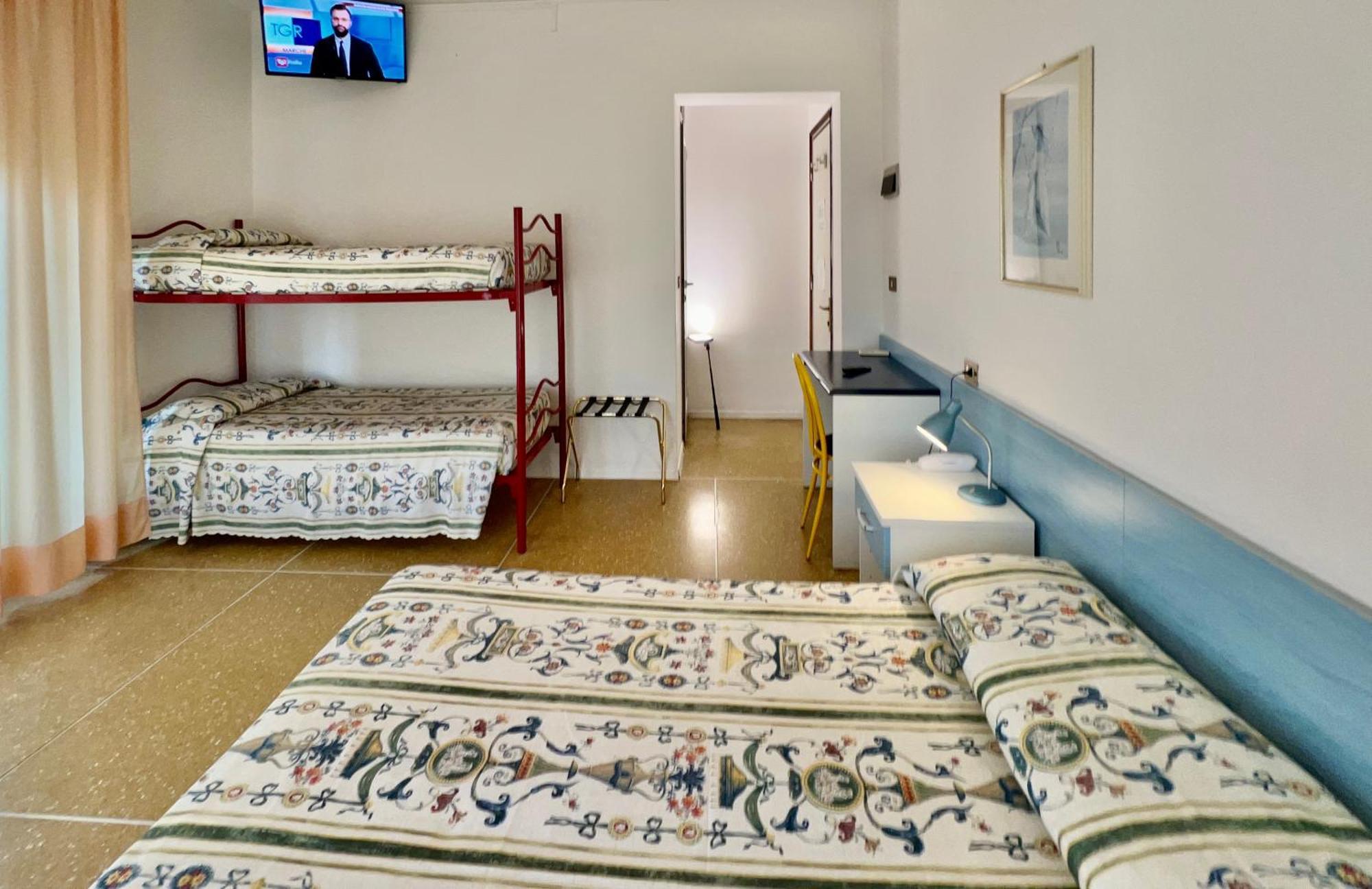 Hotel Myriam Lignano Sabbiadoro Exterior photo